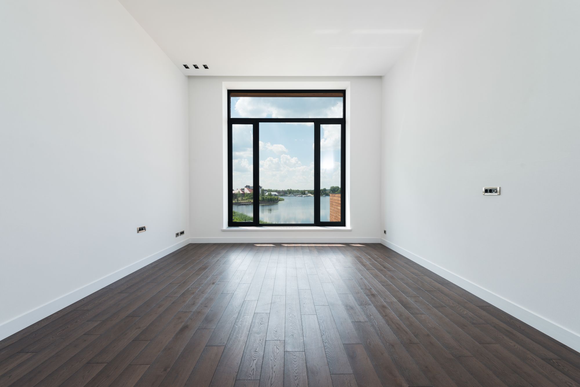 Heller sanierter Wohnraum mit bodentiefem Fenster