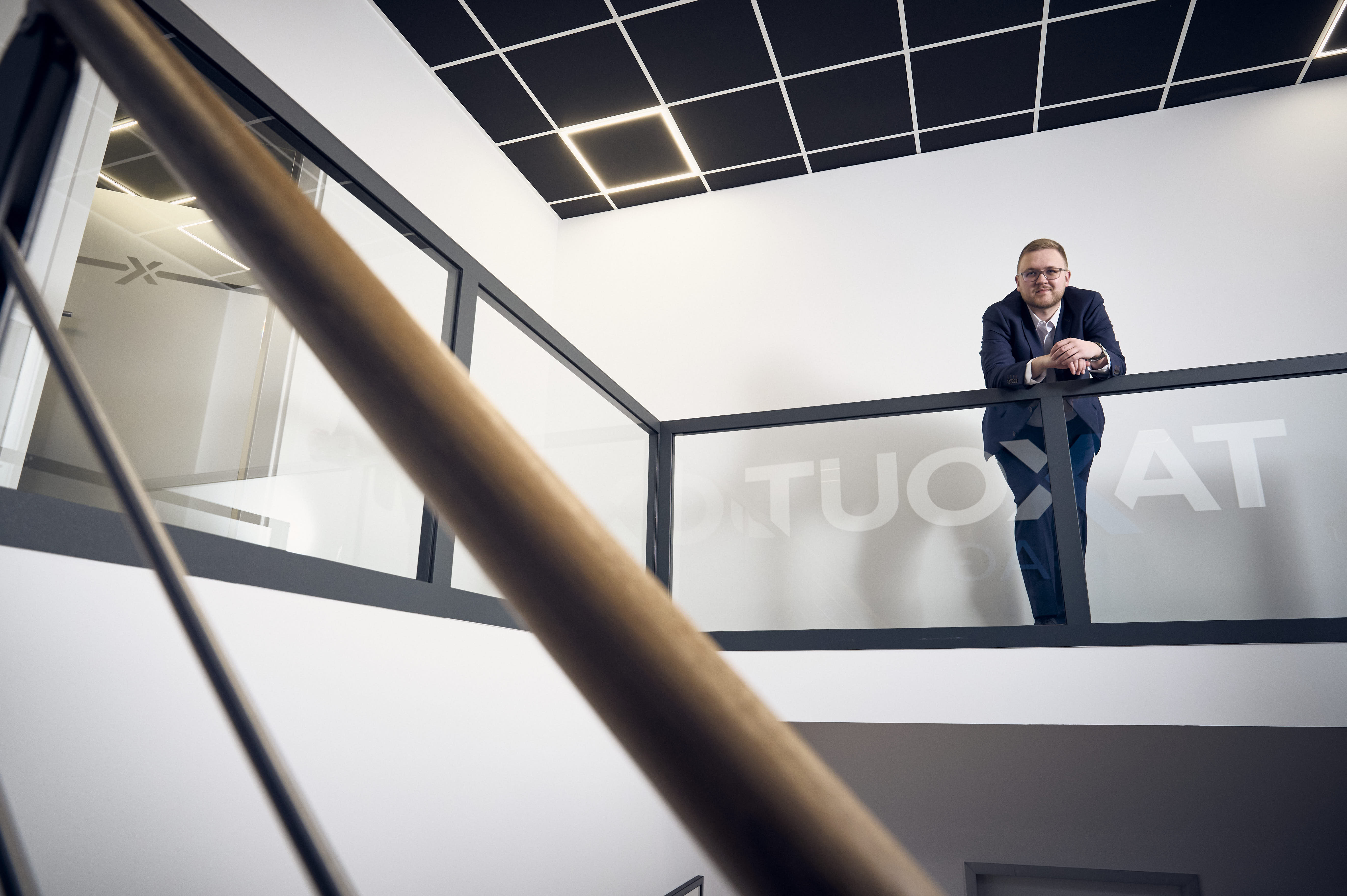 Versicherungsmakler im Beratungsgespräch mit einem Kunden zur Kleinunternehmerregelung