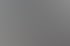Ein Mann sitzt am Schreibtisch vor zwei Monitoren und einem Laptop mit einer Videokonferenz und gestikuliert.