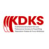 Logo des KDKS Kraftdreikampfverband Schweiz mit Hantelscheiben-Symbolik in Rot auf weißem Grund.