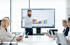Julian Bolz stellt dem Weber Team eine Strategie am digitalen Whiteboard vor