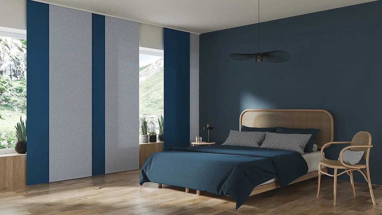 Blau gestreifter Flächenvorhang im Schlafzimmer