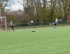 Torschusstraining auf dem Fußballfeld für echte Situationen.