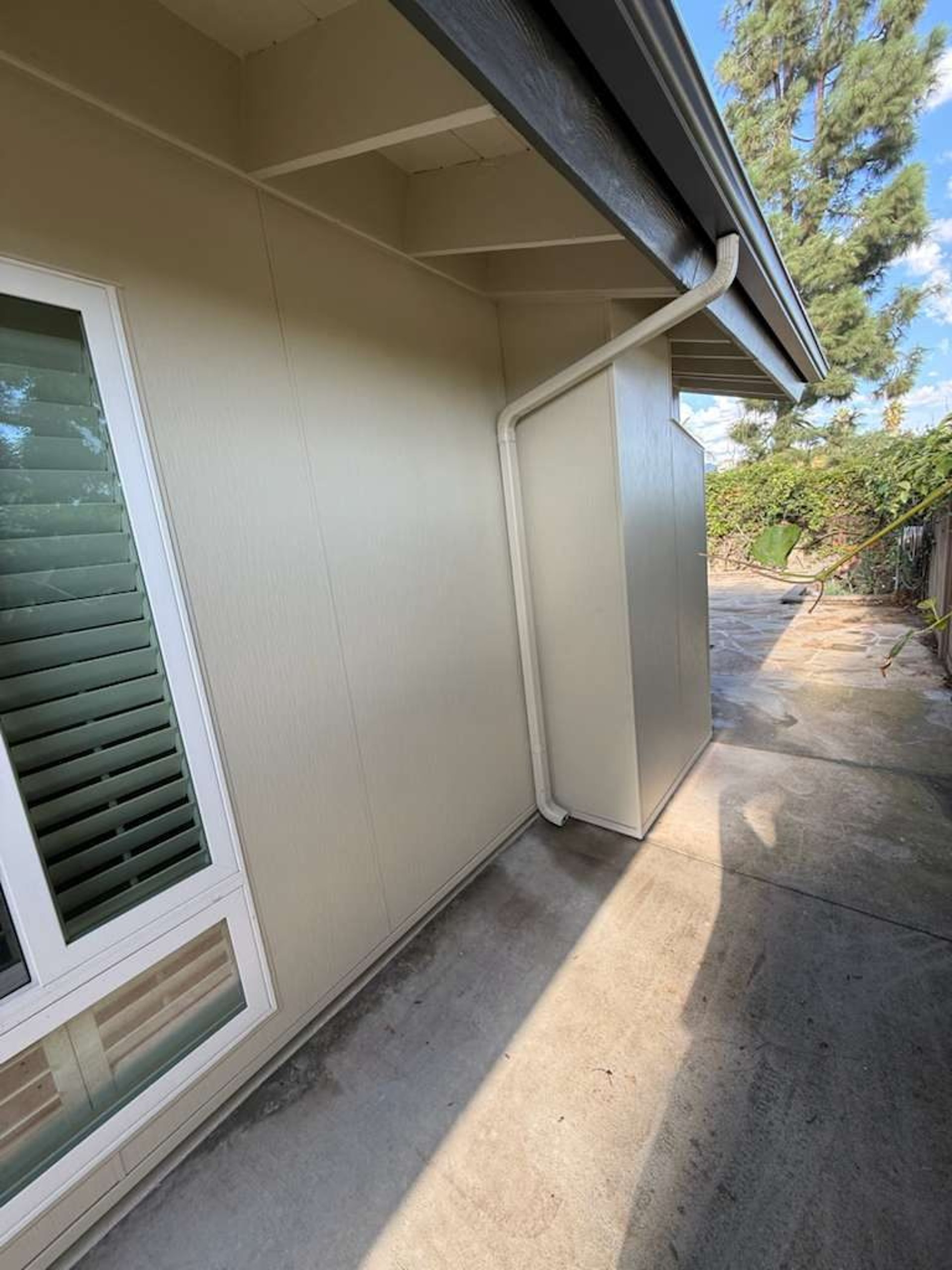 James Hardie Architectural Panel siding along the side yard of a San Diego home