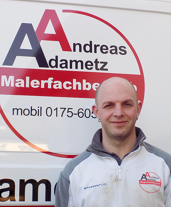 Malermeister des Malerfachbetriebs Andreas Adametz beim sauberen Anstrich einer Innenwand