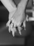 Zwei ineinander verschlungene Hände, Schwarz-Weiß-Aufnahme.