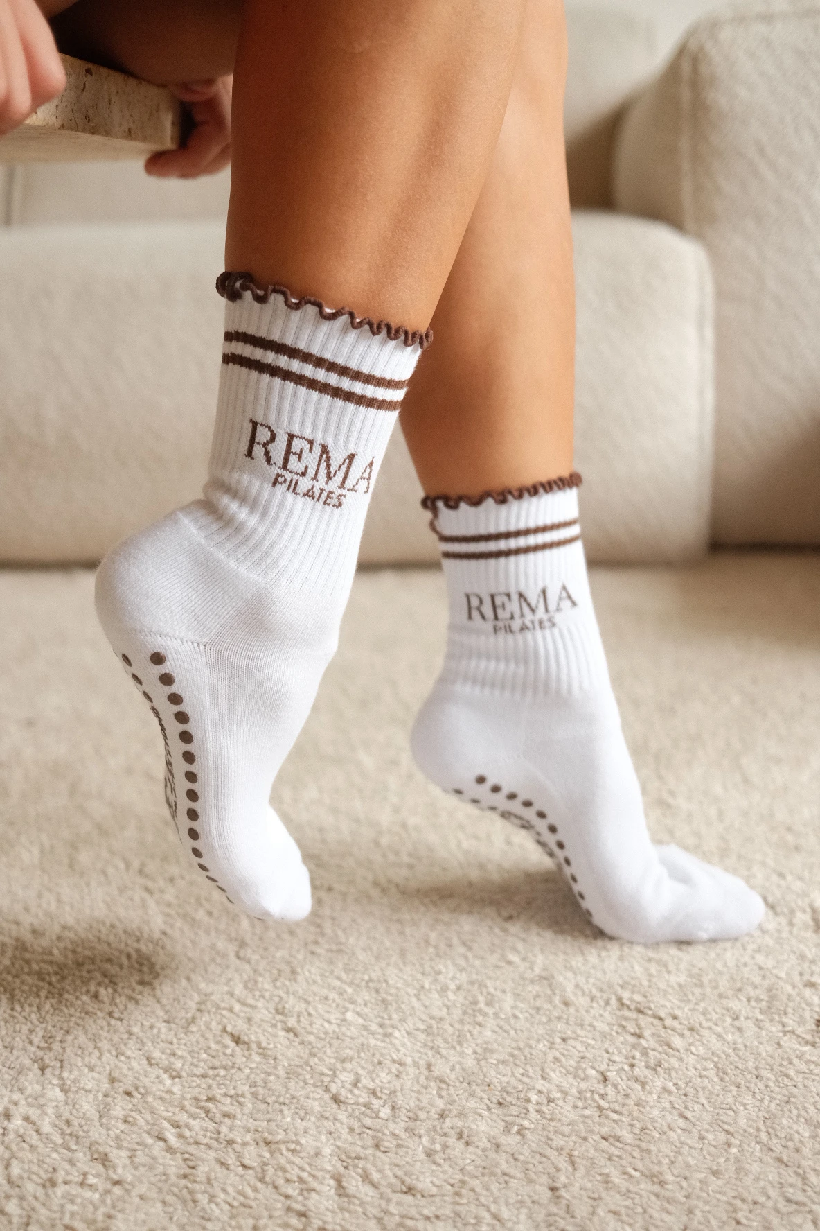 Ruffle-Grip-Socken mit Rüschenbündchen und eingestricktem Logo auf dem Reformer