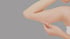 Eine Hand kneift die Haut am oberen Unterarm zusammen.