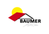 Logo von Holzbau mit einer gelben Sonne über einer roten, geneigten Fläche auf schwarzem Hintergrund.