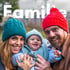 Lächelnde Familie mit Baby in Mützen; Text: "Familie".
