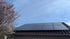 Moderne Photovoltaikanlage auf einem Einfamilienhaus zur nachhaltigen Stromerzeugung