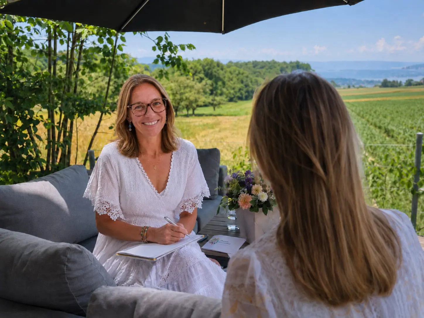 Gabriela Schaufelberger-Cadosch mit einer Tasse auf der Terrasse in Siegershausen