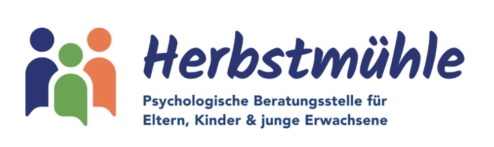 Logo der Herbstmühle mit dem Schriftzug: Psychologische Beratungsstelle für Eltern, Kinder und junge Erwachsene, Links daneben drei stilisierte Figuren in blau,  grün und orange.