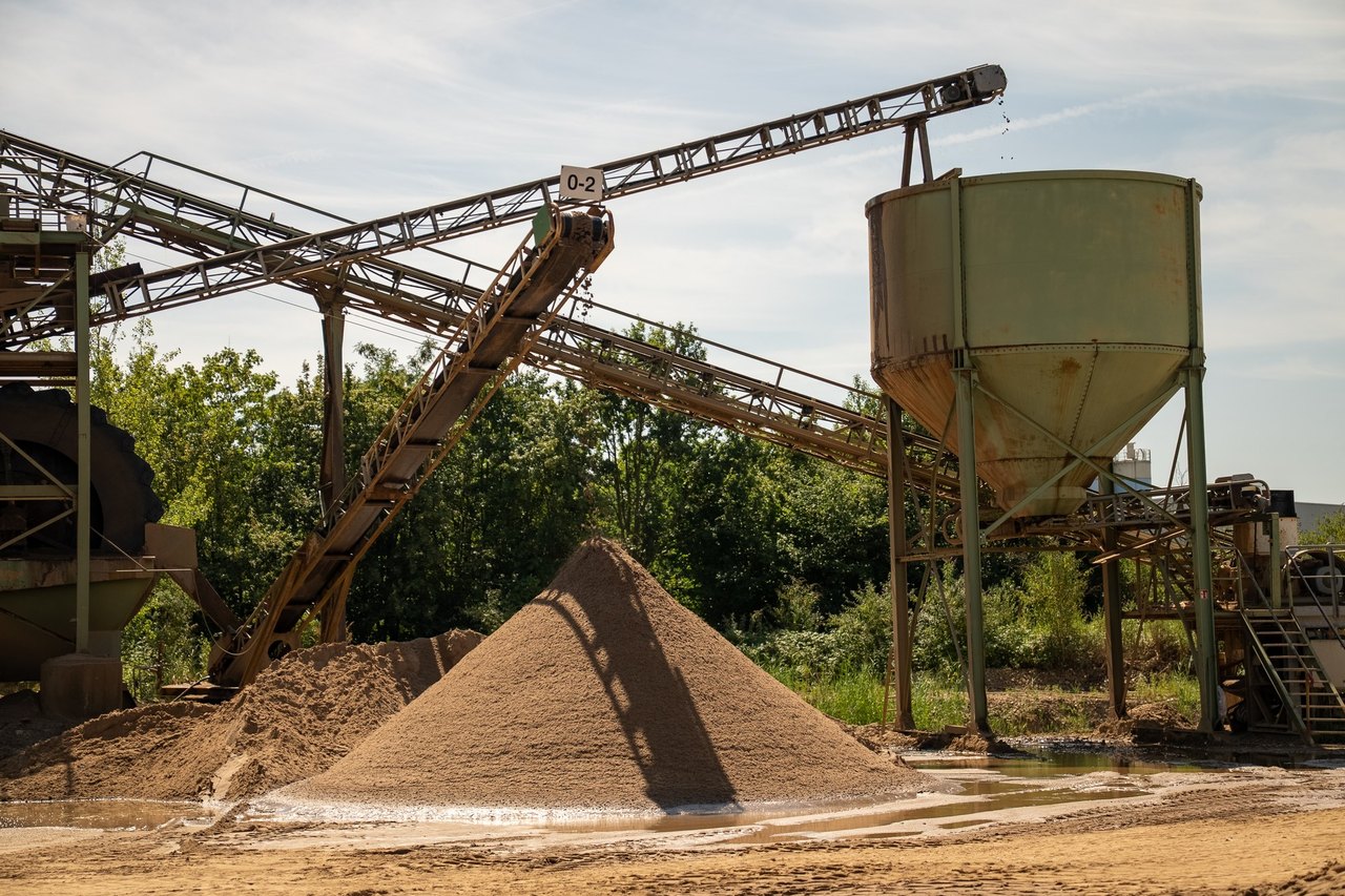 Kieswerk Troisdorf-Spich mit Kieshalden und Förderband