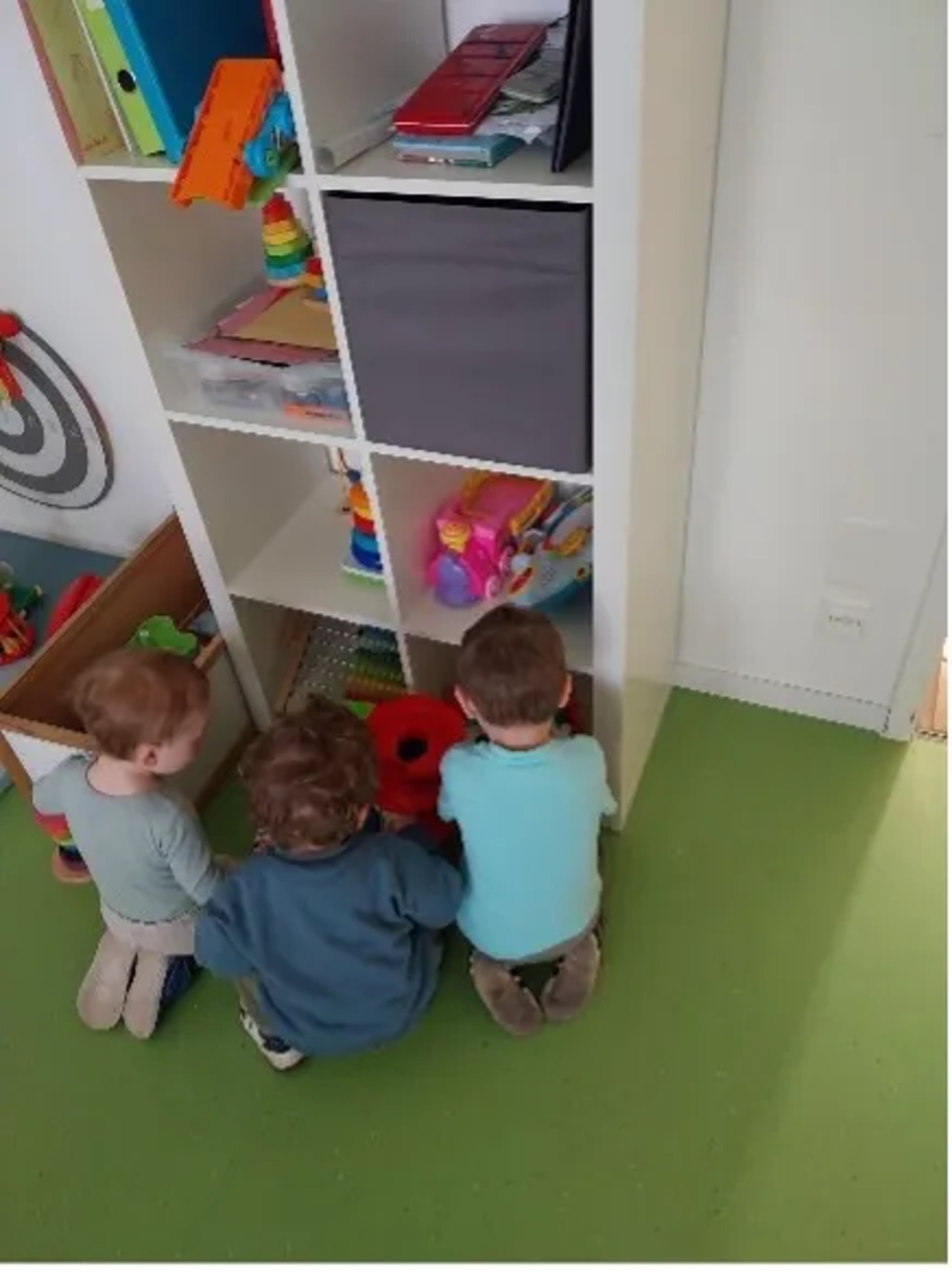 Kinder suchen die versteckten Osternester