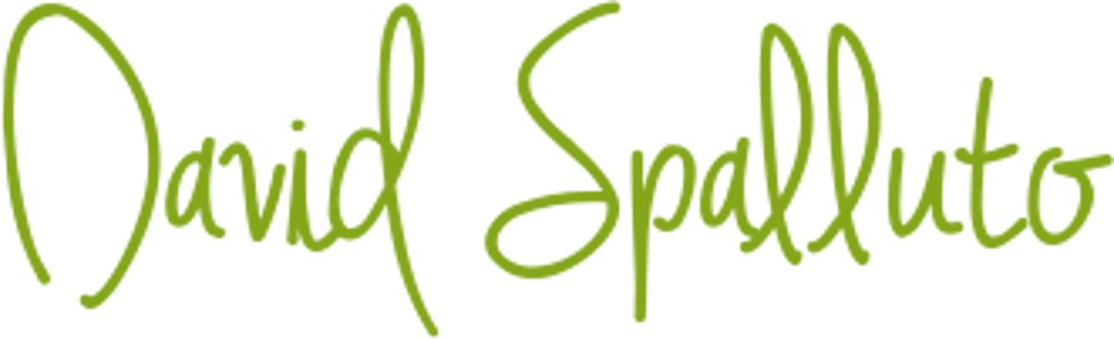 David Spalluto in grüner Handschrift auf dunkelgrünem Hintergrund.