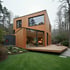 Modernes Modulhaus in naturnaher Umgebung mit großzügigen Glasfronten und Holzfassade – zeigt die Vorteile eines Modulhauses in Design, Effizienz und Nachhaltigkeit.