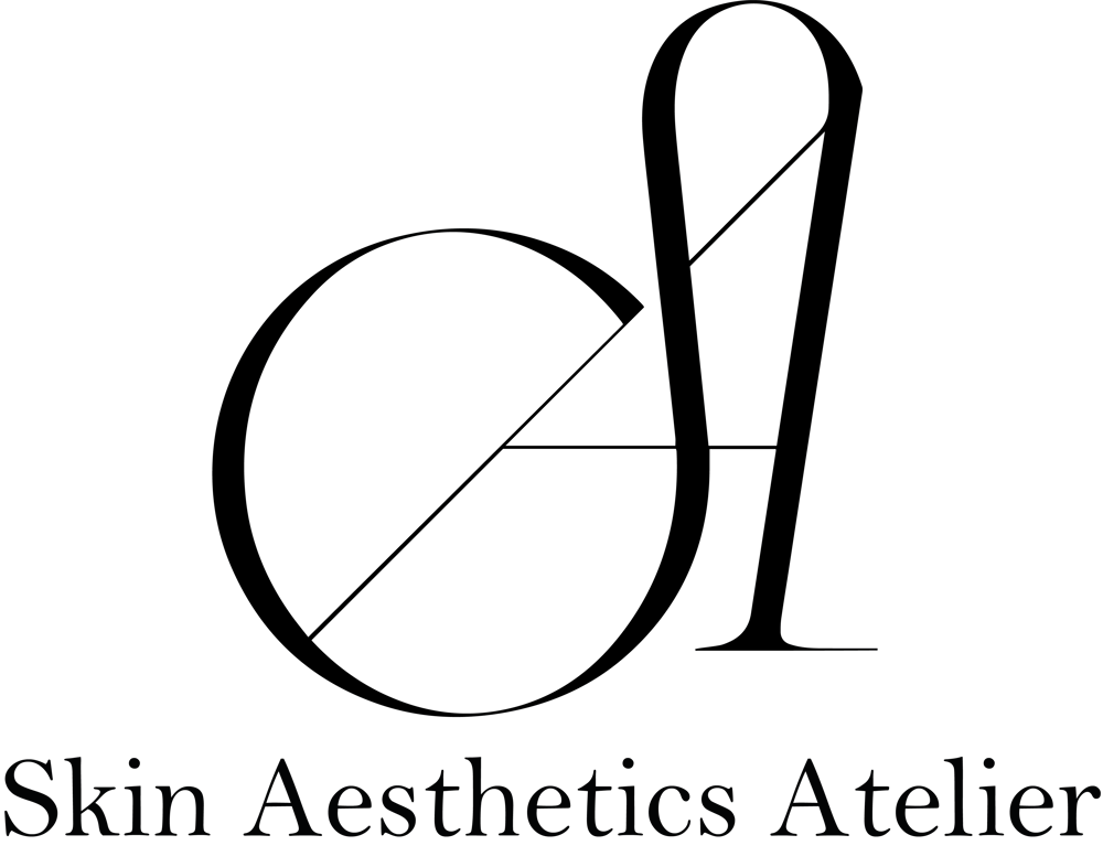 Logo "SA" mit Text "Skin Aesthetics Atelier" in schwarzer Schrift auf dunkelgrünem Hintergrund.