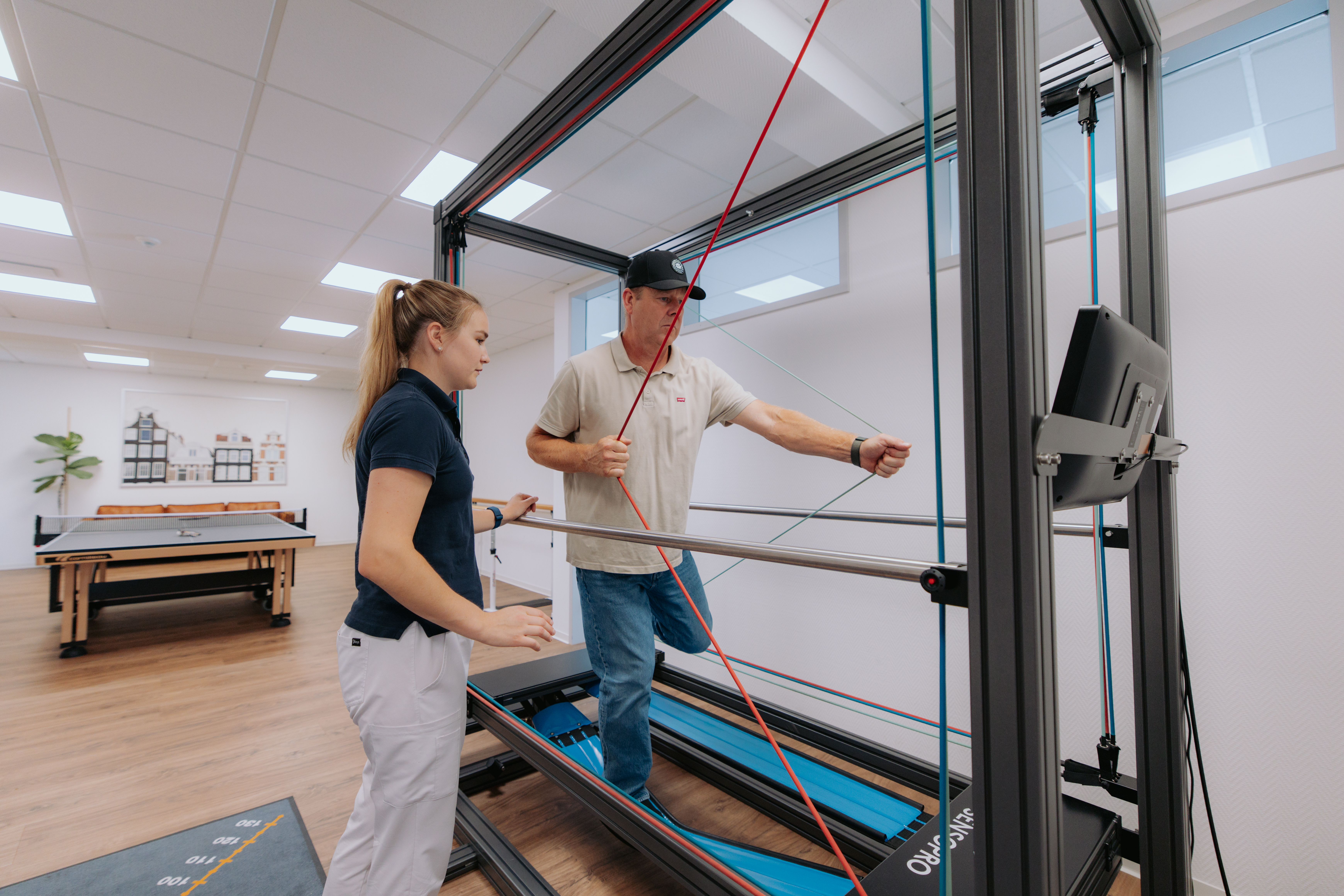 Physiotherapeutische Behandlung einer Patientin auf der Matte