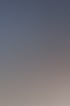 Ein Arbeiter bedient ein mobiles Bohrgerät auf einer Baustelle zur Brunnenbohrung unter blauem Himmel.