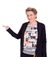 Lächelnde Frau mit lockigem Haar und blauer Jacke, die mit dem Finger nach links zeigt.