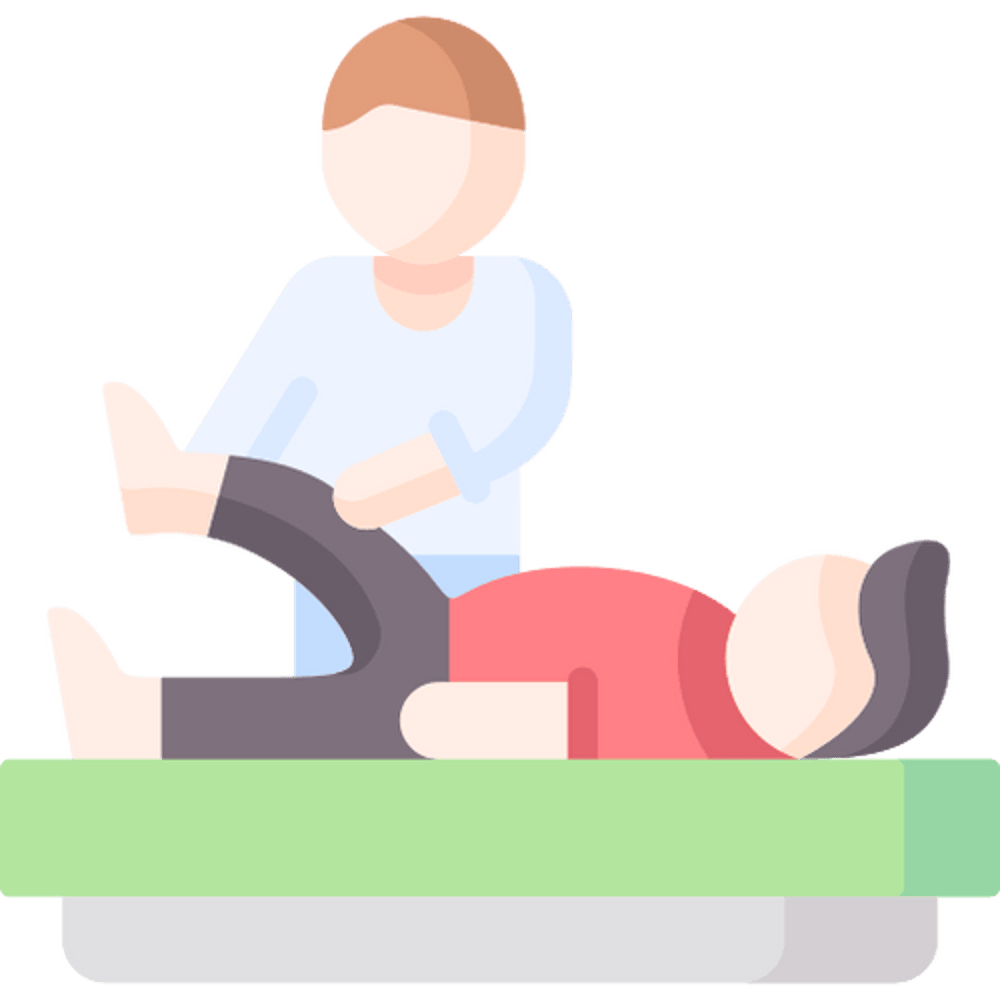 Ein Physiotherapeut dehnt das Bein eines auf dem Rücken liegenden Patienten.