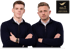 Zwei Männer in dunkelblauen Troyern mit verschränkten Armen neben einem Neuro Webdesign Certified Expert & Master Siegel.