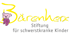 Logo Bärenherz Stiftung für schwerstkranke Kinder, gelber Schriftzug und rosa Teddybär auf grünem Hintergrund.