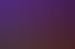 Menschen unterhalten sich bei einer Abendveranstaltung in einem Raum mit violettem Licht.