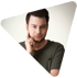 Ein Mann mit dunklen Haaren und kurzem Bart blickt in einem grünen T-Shirt frontal in die Kamera.