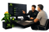 Zwei Männer betrachten ein SYTO Dashboard mit Systemübersicht zu Server, Datenbank und Backup neben einer grünen Heldenfigur.