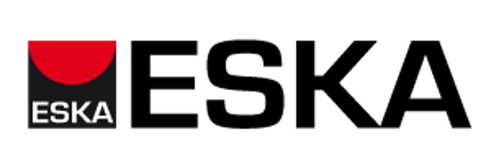 ESKA-Logo mit rotem Halbkreis über dem Buchstaben "E" und "ESKA" in Weiß auf schwarzem Hintergrund.