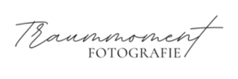 Schwarzer Text auf weißem Hintergrund: "Traummoment" in Schreibschrift, darunter "FOTOGRAFIE" in Großbuchstaben.