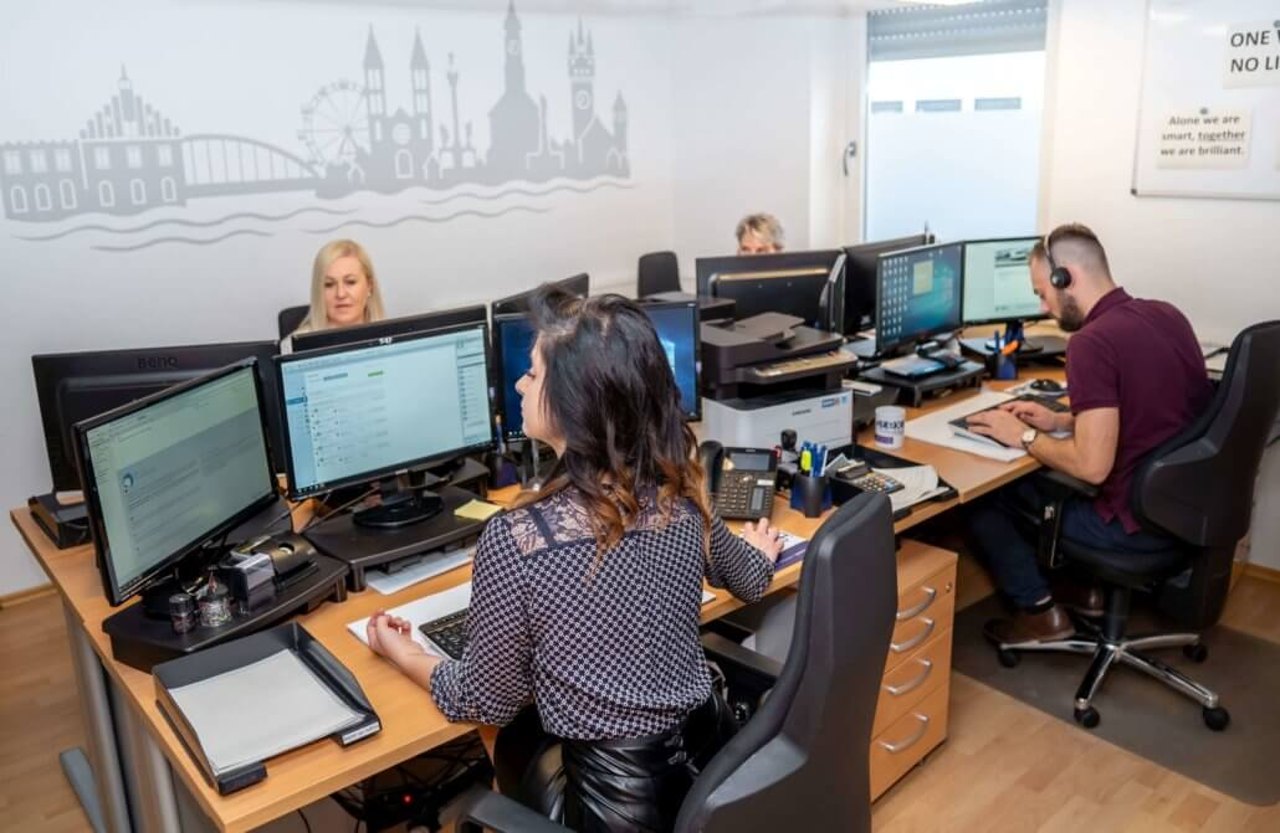 Mitarbeiterin der STEX-Disposition bei der Transportkoordination