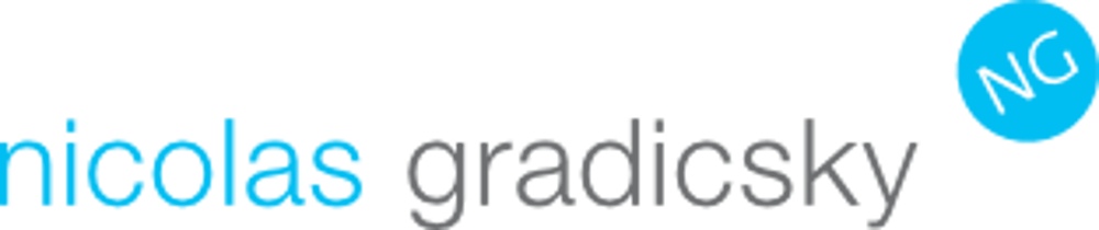 Logo mit Umriss einer Kamera, umgeben von einem Kreis aus Strichen, darunter "Nicolas Gradicsky".