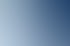 Lächelnde Ärztin mit verschränkten Armen vor einer blauen Wand mit dem Schriftzug "Dr. Elisabeth Voigtsberger".