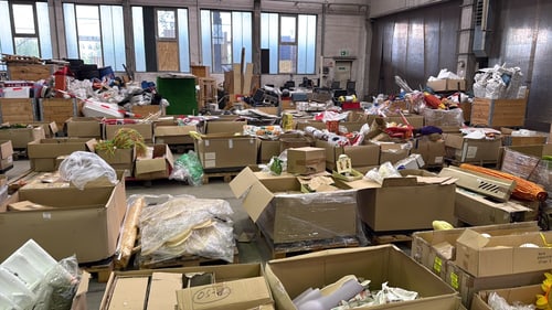 Volles Lager mit Kartons und Waren vor der Entrümpelung