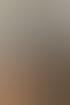 Zwei Techniker heben gemeinsam ein technisches Gerät von einem großen Solar-Fabrik Karton.