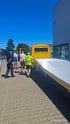 Transportfahrzeug der Fa. Hess mit 4 Personen, die sich um die Lieferung kümmern.