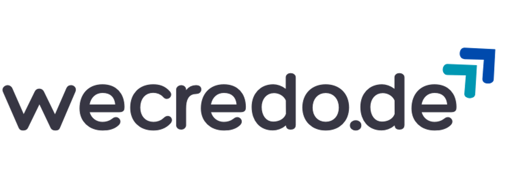 Das Logo von wecredo.de in dunklem Grau mit zwei blauen Pfeilen, die nach oben und rechts zeigen.