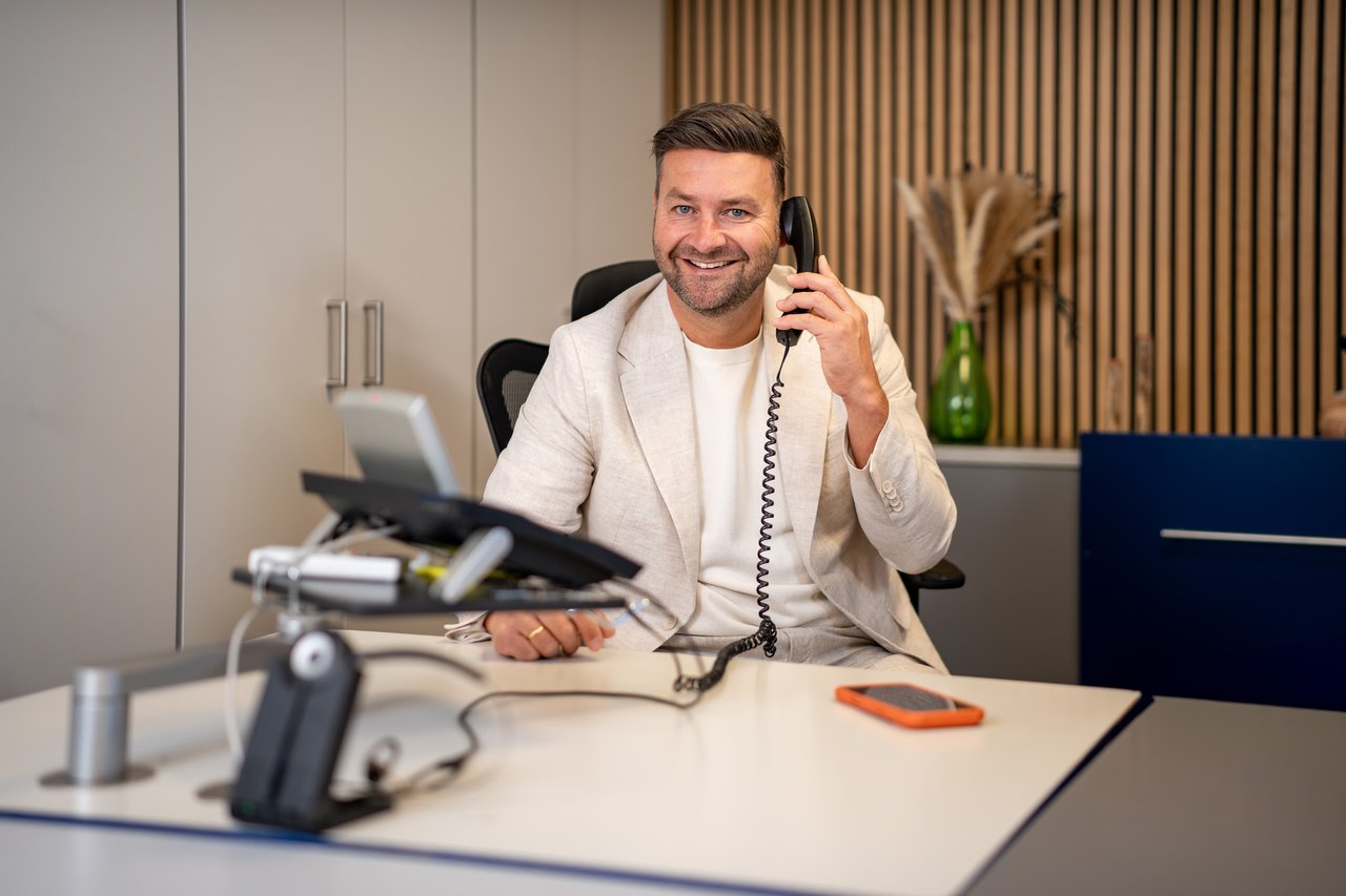 Immobilienmakler Florian Alexander bei einer Hausbesichtigung mit Kaufinteressenten