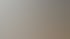Geschäftsführer telefoniert konzentriert am Schreibtisch im Büro mit Stift und Notizblock vor sich.