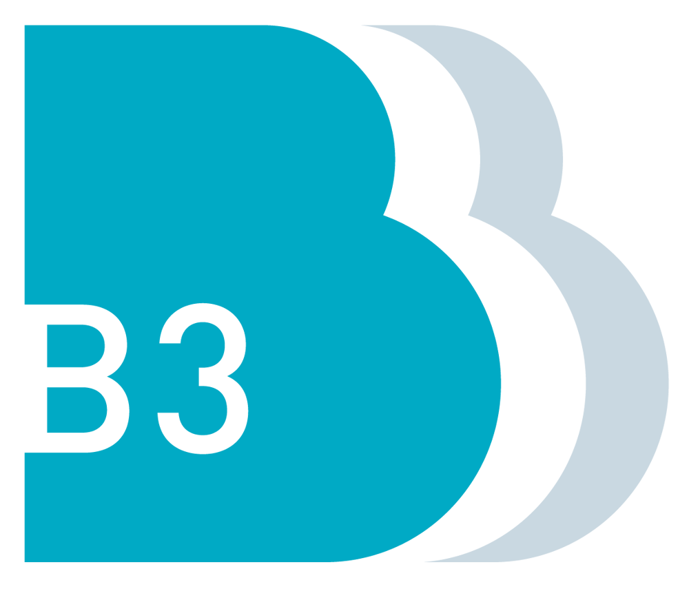Blaues "B3" Logo mit einem hellgrauen, schattenartigen "B" dahinter auf dunkelgrünem Hintergrund.