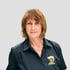 Eine Frau mit braunen Haaren und einem schwarzen Poloshirt mit goldenem "EMMETT TECHNIQUE" Logo.