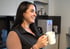 Bild von einer Frau mit einer Tasse in der Hand