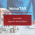 Eine Person hält einen Stift über ein Modellhaus, mit den Texten "ImmoTAX" und "Stiftung gründen".