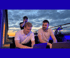 Drei Webdesigner arbeiten in Falkensee abends auf Laptops auf einer Terrasse mit Blick auf einen Sonnenuntergang.