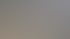 Arbeiter schweißt Bitumenbahnen mit einem Brenner auf einem Flachdach.