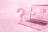 Rosa Fragezeichen neben Laptop mit schwebenden Social-Media-Symbolen auf rosa Hintergrund.
