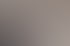 Zwei Kollegen arbeiten gemeinsam an einem Desktop-Computer in einem hellen Büro.